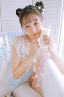 女人丝不挂的正面裸体